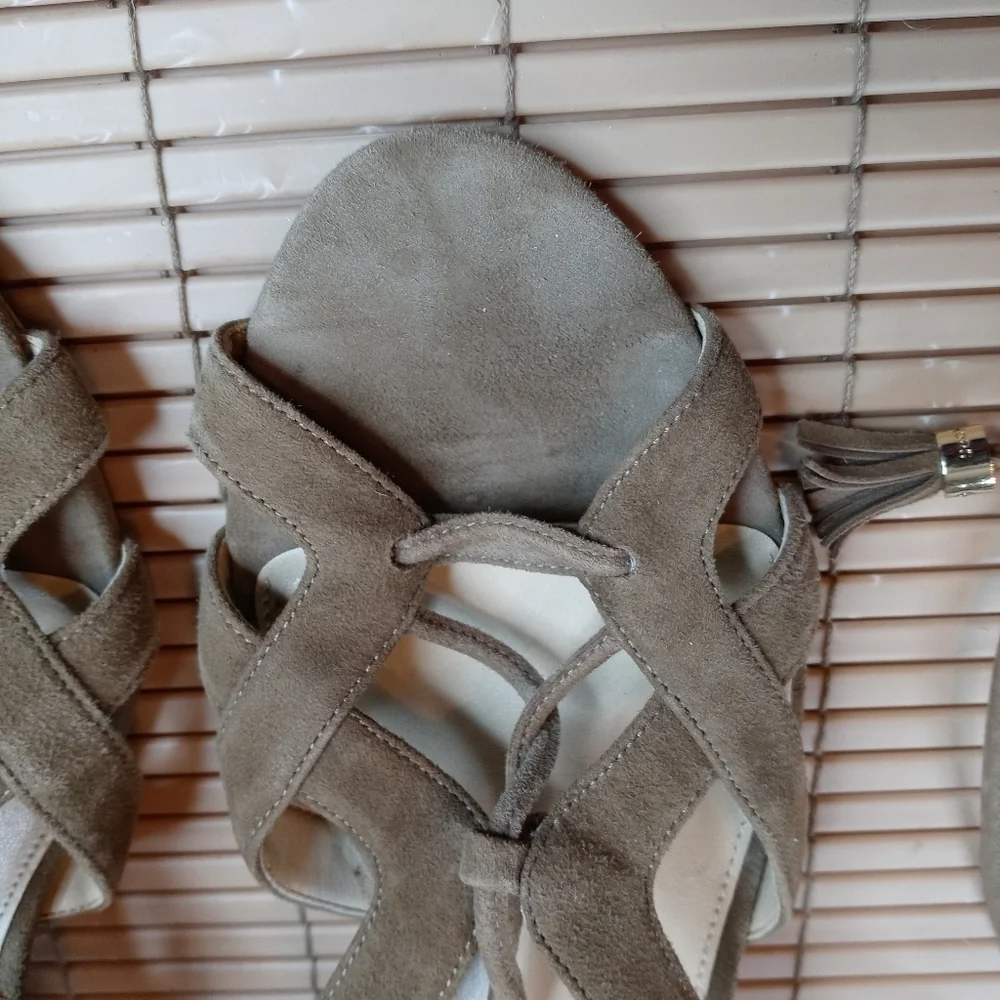 MICHAEL MICHAEL KORS MIRABEL SUEDE STRAPPY SANDALS - SIZE 10M TAN. A1pem